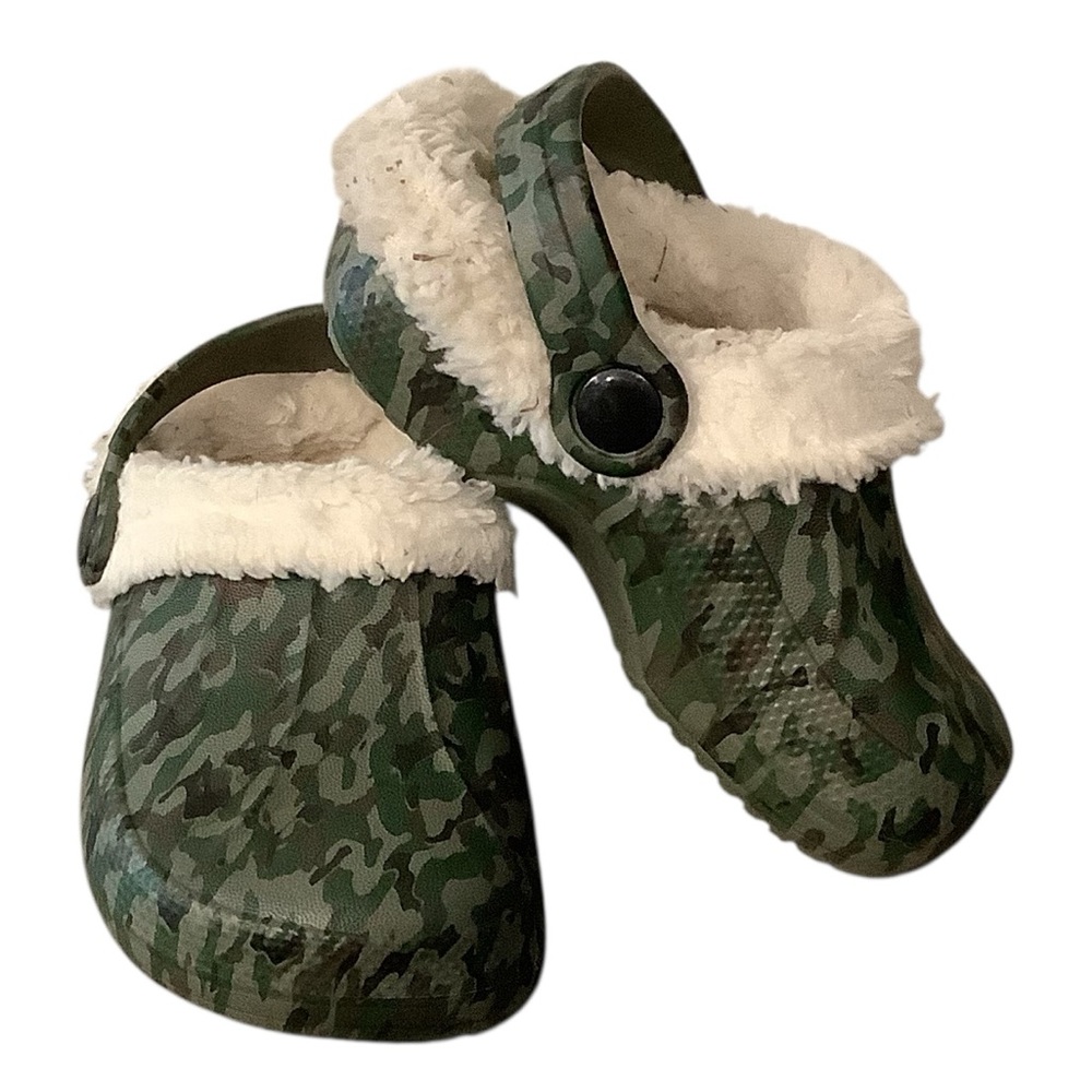 Camouflage Toddler Croc Like Clogs with Removable Faux Fur Lining. WORN ONCE.